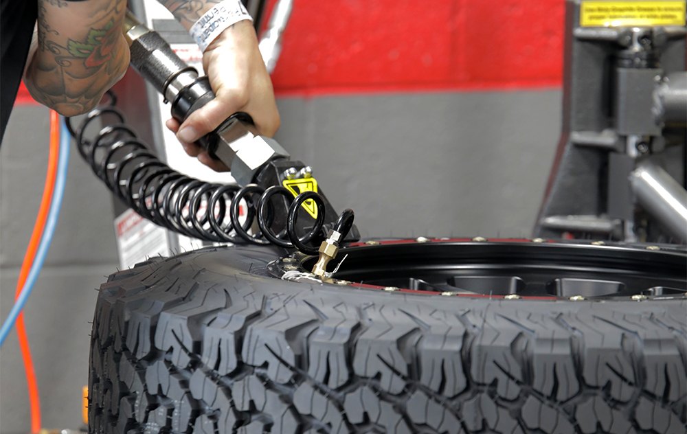 Tire Changer with Turbo-Blast Bead Seater